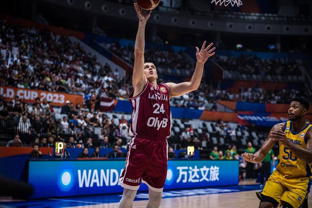 曼联、利物浦和切尔西都稳居中游，各有4张，而阿森纳有2张。